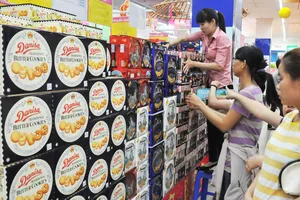 Đa dạng sản phẩm bánh kẹo hàng Việt và ngoại nhập phục vụ thị trường tết       Ảnh: CAO THĂNG