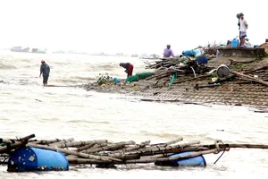 Người dân miền Trung hàng năm phải chịu thiệt hại nặng nề  bởi thiên tai, lũ lụt        Ảnh: Ngọc oai