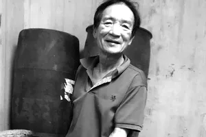 Ông Trần Ngọc Vinh, Chủ nhiệm Hội làng nghề nước nắm Nam Ô, bị tồn kho hơn 4.000 lít nước mắm