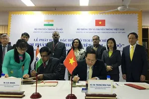 Bộ trưởng Bộ TT-TT Việt Nam Trương Minh Tuấn và Thứ trưởng Bộ Truyền thông Ấn Độ A.N.Nanda thực hiện nghi thức ký phát hành bộ tem chung