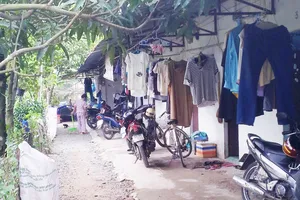 Hàng ngàn công nhân làm việc tại TPHCM  ở trong những dãy nhà trọ xập xệ