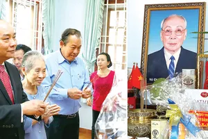 Thủ tướng Nguyễn Xuân Phúc dâng hương đồng chí Võ Chí Công,  nguyên Ủy viên Bộ Chính trị, nguyên Chủ tịch Hội đồng Nhà nước  CHXHCN Việt Nam.            Ảnh: TTXVN