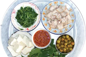 Mâm cơm dân dã nhưng được  “ăn ghém” với món mắm tép “tiến vua”