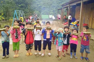 Các em nhỏ Ca Dong hạnh phúc với thành quả tự làm