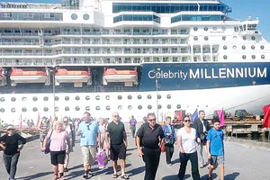 Du thuyền Celebrity Millennium cập cảng Chân Mây để du khách  quốc tế tham quan di sản miền Trung