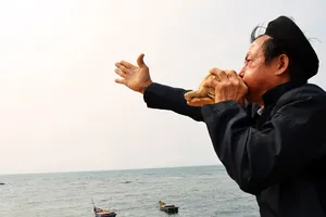 Người dân đảo tỏi thổi ốc u nghinh rước vong linh hùng binh, hải đội Hoàng Sa trong “Lễ Khao lề thế lính Hoàng Sa”                                                                                                                                             