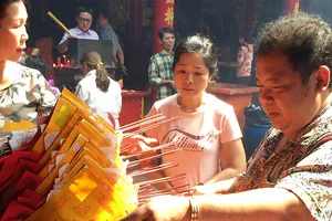 Tục đốt vàng mã có giảm, nhưng vẫn còn người đốt vàng mã ở cơ sở tín ngưỡng dân gian