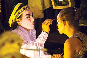 Các nghệ sĩ vẽ mặt, hóa trang trước khi buổi diễn bắt đầu. Tùy theo vai diễn, khuôn mặt có khi phải mất hơn 1 giờ để vẽ              Ảnh: Dương Rkudo