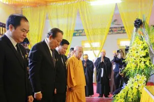 Phó Thủ tướng Thường trực Trương Hòa Bình dâng hoa viếng Hòa thượng Thích Thanh Sam. Ảnh: TTXVN