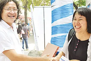 Ông Nguyễn Minh Nhựt, Giám đốc NXB Trẻ cùng nhà văn Nguyễn Ngọc Tư, một trong các tác giả chủ lực của  NXB thời gian qua