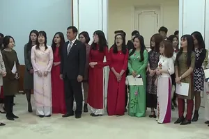 Phu nhân Tổng thống Hàn Quốc nói chuyện với sinh viên Việt Nam. Ảnh: VTV