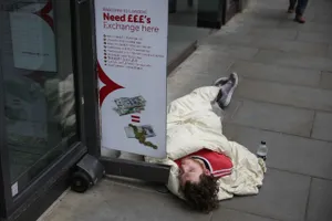 Người vô gia cư nằm ngủ ngoài đường phố ở Anh