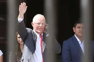 Pedro Pablo Kuczynski rời Dinh Tổng thống ở Lima, Peru, sau khi từ chức ngày 21-3-2018. Ảnh: REUTERS