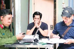 Cảnh sát khám xét, lập biên bản thu giữ tang vật tại nhà  một nghi can trên đường Tôn Thất Hiệp, quận 11, TPHCM