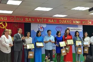 Các tác giải đoạt giải thưởng Báo chí về trẻ em. Ảnh: VIETNAM+