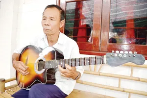 Nghệ nhân dân gian Tư Huỳnh               Ảnh:  ĐINH CÔNG NAM