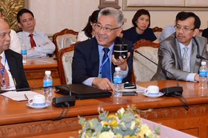 Kiều bào góp ý kiến với lãnh đạo TPHCM                                                                              Ảnh: VIỆT DŨNG