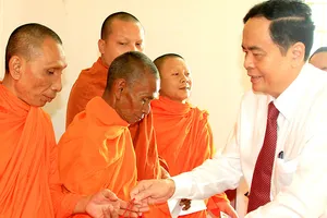 Ông Trần Thanh Mẫn tặng quà các thành viên tiêu biểu Hội đoàn kết sư sãi yêu nước thành phố Cần Thơ       Ảnh: TUẤN QUANG