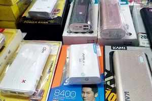 Pin sạc dự phòng bày bán tại một cửa hàng  ở chợ Hạnh Thông Tây 