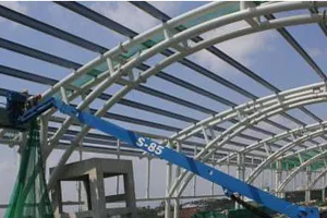 Ban Quản lý đường sắt đô thị số 1 đang tiến hành thi công hệ thống mái vòm nhà ga bằng thép tại nhà ga Bình Thái. Ảnh: TTXVN