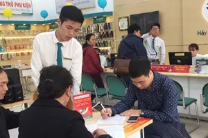 Khách hàng đến bổ sung thông tin cá nhân và ảnh chân dung tại điểm giao dịch