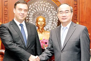 Bí thư Thành ủy TPHCM Nguyễn Thiện Nhân tiếp đại sứ Israel Nadav Eshcar Ảnh: VIỆT DŨNG