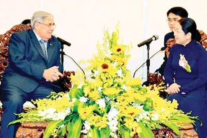 Phó Bí thư Thành ủy TPHCM Võ Thị Dung tiếp  ông Jean - Charles Negre, Ủy viên Bộ Chính trị  Đảng Cộng sản Pháp.     Ảnh: TTXVN