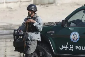 Lực lượng an ninh Afghanistan gác tại hiện trường một vụ tấn công liều chết ở Kabul. Ảnh tư liệu: TTXVN