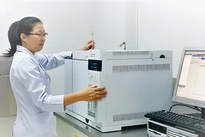 Nhà khoa học nữ điều chế dược chất phóng xạ điều trị ung thư tại  Bệnh viện Chợ Rẫy, TPHCM.     Ảnh: V.GIA