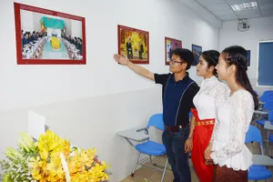Các sinh viên trường Đại học Campuchia tham quan Phòng Việt Nam vừa được khánh thành. Ảnh: TTXVN
