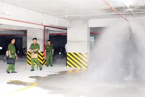 Kiểm tra hệ thống chữa cháy tự động tại tầng hầm một chung cư trên địa bàn quận 12, TPHCM. Ảnh: TUẤN VŨ