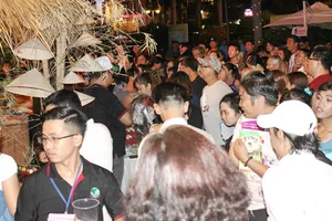 Trọng tài viên cần nâng cao chuyên môn, kiến thức pháp luật trong các lĩnh vực như du lịch, tài chính, bảo hiểm... Trong ảnh: Du khách tham gia một sự kiện du lịch do TPHCM tổ chức