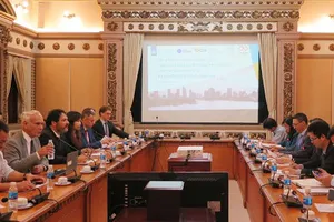 Buổi làm việc  giữa ông Lê Thanh Liêm, Phó Chủ tịch Thường trực UBND  với ông Carel Richter -Tổng Lãnh sự Hà Lan cùng đoàn chuyên gia, công ty trong lĩnh vực quản lý nước. Ảnh: VOH