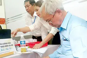 Không được nghỉ hưu sớm  vì… sinh cuối năm