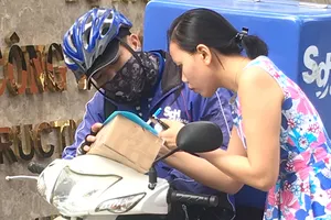 Ký tên nhận hàng đặt mua qua mạng                       Ảnh: THÀNH TRÍ 