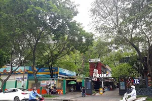 Thảo Cầm viên Sài Gòn nhìn từ phía cổng đường Nguyễn Thị Minh Khai