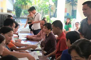 Phụ huynh Hà Nội rút - nộp hồ sơ vào lớp 10 sáng 5-7.         Ảnh: LÊ HÙNG