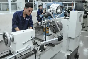 Sinh viên Trường Đại học Hutech thực hành trên máy CNC             Ảnh: CAO THĂNG