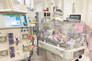 Hiện bé đã tỉnh táo hoàn toàn, bú sữa mạnh, tăng cân và chuẩn bị xuất viện