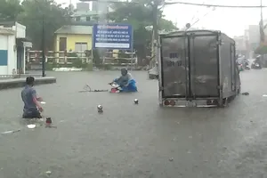 Đường Tô Ngọc Vân, đoạn gần với đường Phạm Văn Đồng (quận Thủ Đức), thường xuyên bị ngập rất nghiêm trọng                                                                                                                                                      