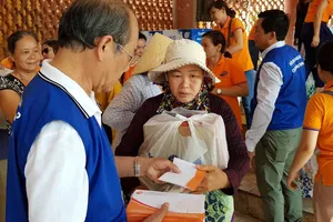 Tặng quà bệnh nhân phong