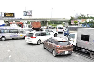 Xe container chết máy, gây kẹt xe  cao tốc TPHCM - Long Thành