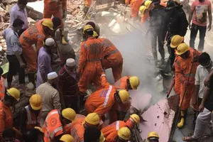 Lực lượng cứu hộ làm nhiệm vụ tại hiện trường một vụ sập nhà ở Ấn Độ. Ảnh: TTXVN