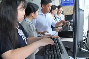 Doanh nghiệp kê khai thuế qua mạng                                      Ảnh: CAO THĂNG