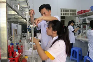 SV khoa Dược trong giờ kiểm tra thực hành.  Ảnh: NÔNG NGÂN