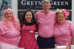 Chị Lily cùng đồng nghiệp trong một buổi bán hàng từ thiện                                                                                      Ảnh: LÂM VĂN