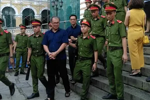 Nguyên Chủ tịch HĐQT VNCB Phạm Công Danh (hàng trước) cùng đồng phạm bị xét xử vì những sai phạm  dẫn đến thiệt hại cho VNCB