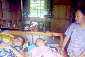 Mẹ già 80 tuổi nuôi con cháu bệnh liệt giường