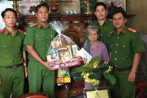 Hành quân dã ngoại kết hợp công tác xã hội