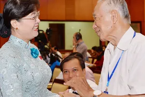 Chủ tịch HĐND TPHCM Nguyễn Thị Quyết Tâm lắng nghe ý kiến cử tri TP    Ảnh: VIỆT DŨNG